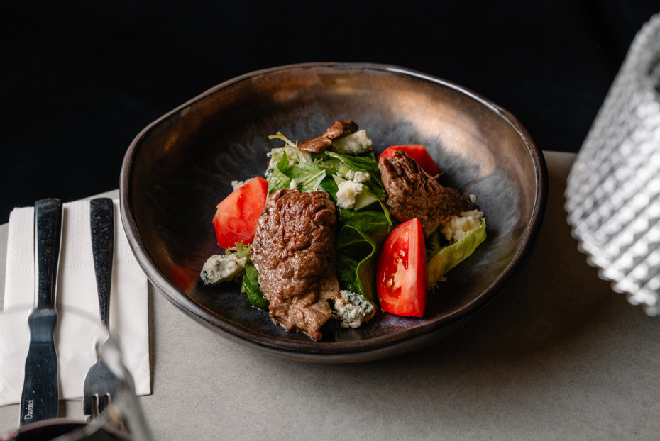 Фото рецепта Теплый салат с телятиной и голубым сыром