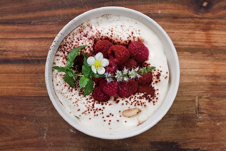 Фото рецепта Быстрый тирамису с малиной и мятой