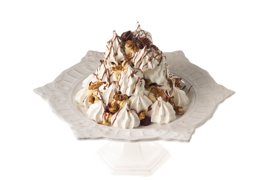 Фото рецепта Торт «Графские развалины» с безе, вишней  и черносливом