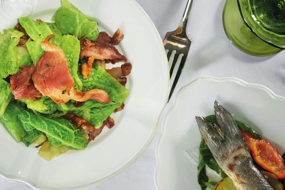 Фото рецепта Тушеная савойская капуста, каштаны и панчетта