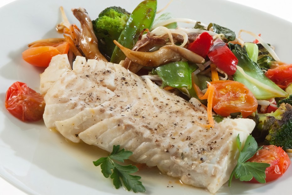 Фото рецепта Тушеная треска с овощным гарниром