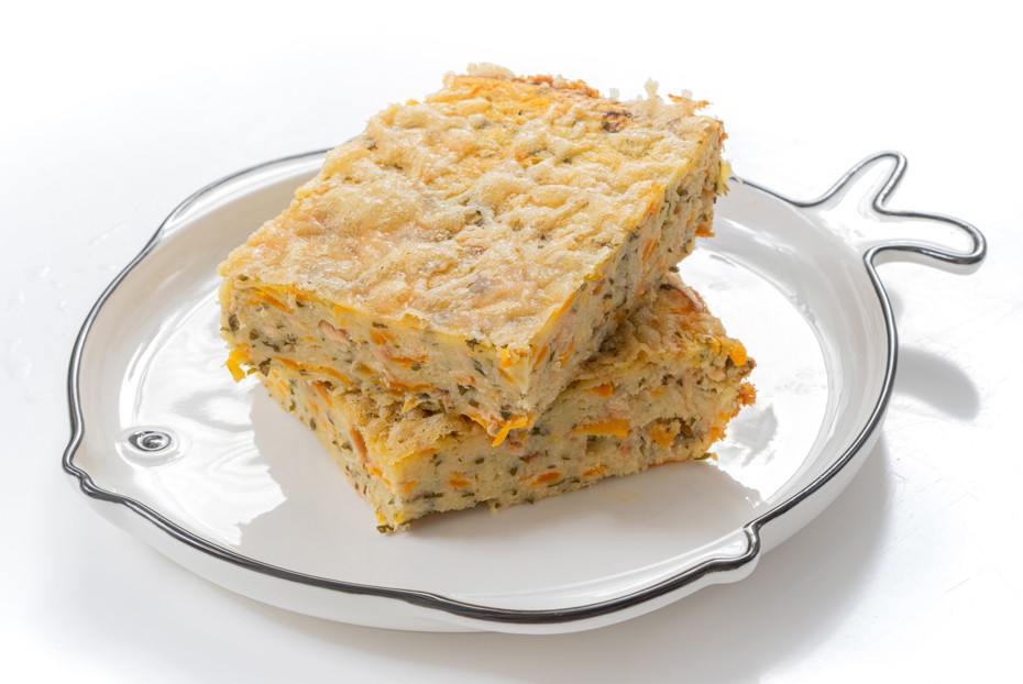 Фото рецепта Творожная запеканка с копченой рыбой