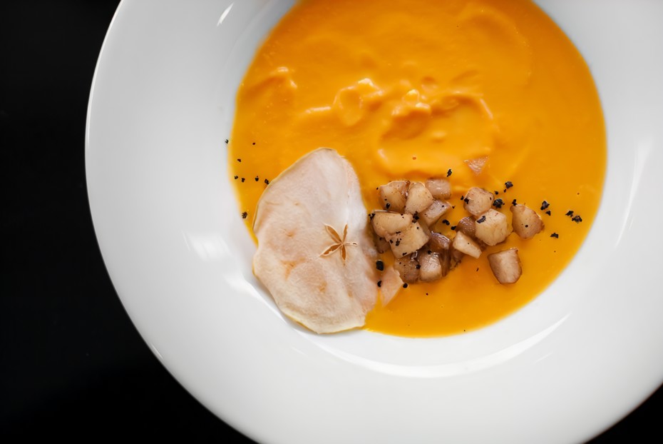 Фото рецепта Тыквенный суп с кокосовым молоком и яблочным чатни