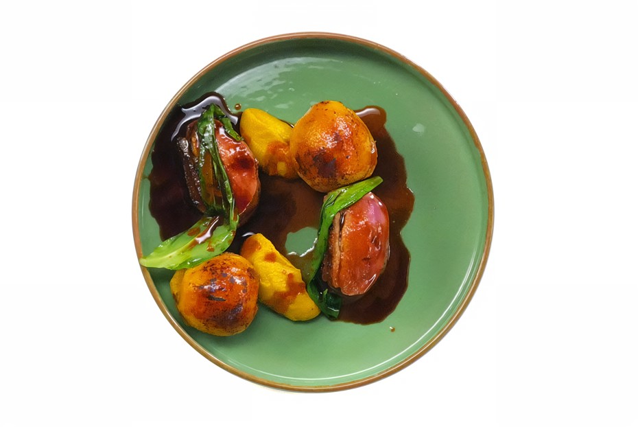 Фото рецепта Утиная грудка с морковным кремом и мушмулой