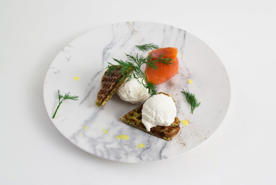 Фото рецепта Вафли из цукини с лососем и сливочным сыром