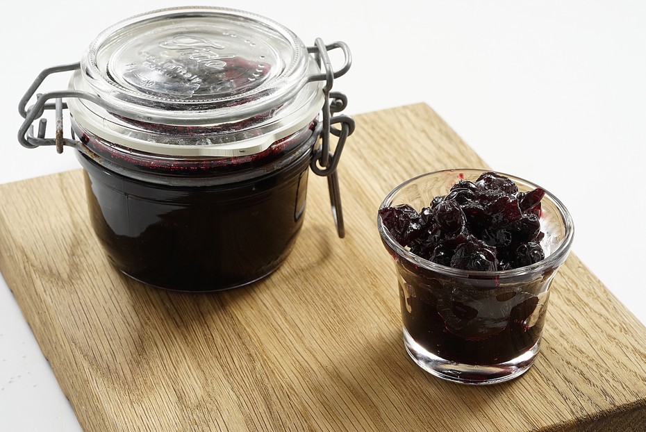 Фото рецепта Варенье из черноплодной рябины и клюквы на яблочном соке