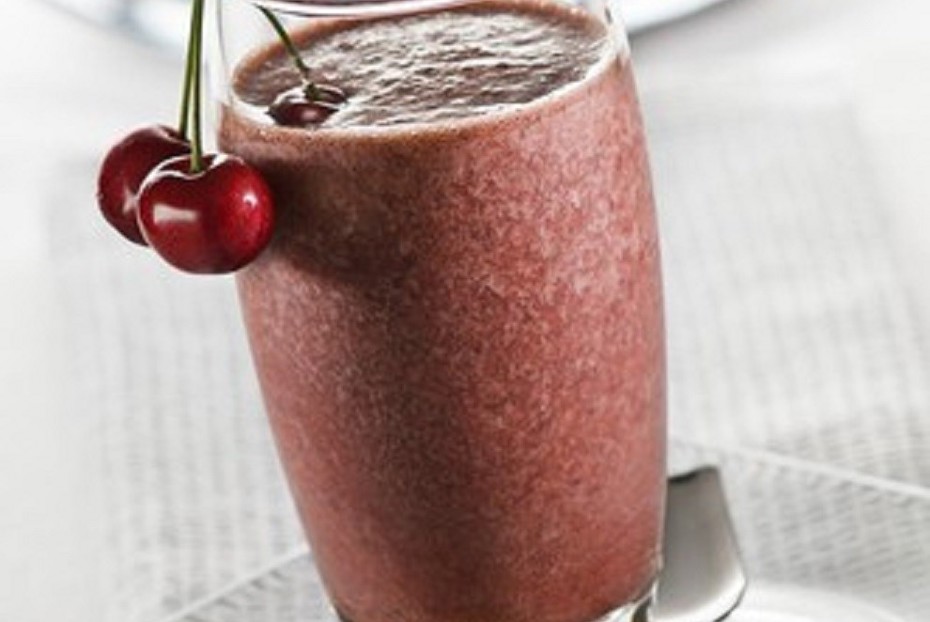 Фото рецепта Вишневый молочный коктейль с какао