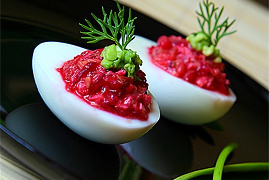 Фото рецепта Закуска из авокадо с сельдью и свеклой