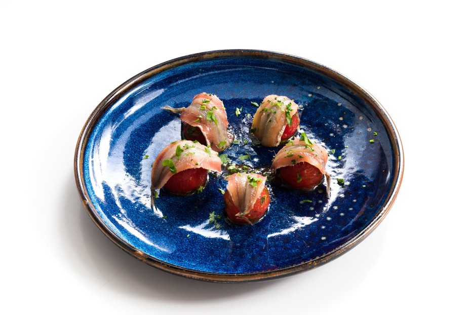 Фото рецепта Закуска из маринованных помидоров с килькой