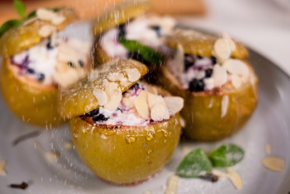 Фото рецепта Запеченные яблоки с творогом и ягодами