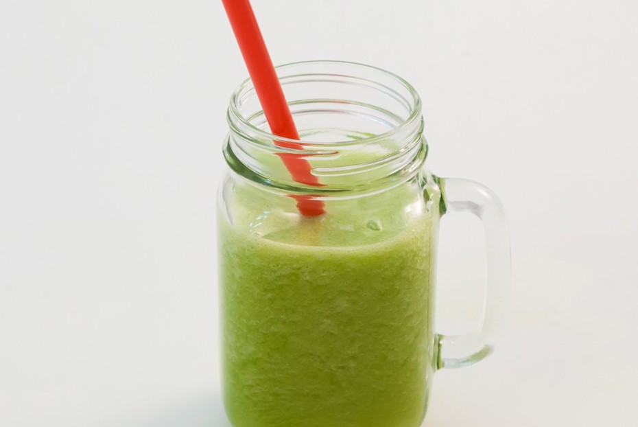 Фото рецепта Зеленый смузи со шпинатом и ананасом