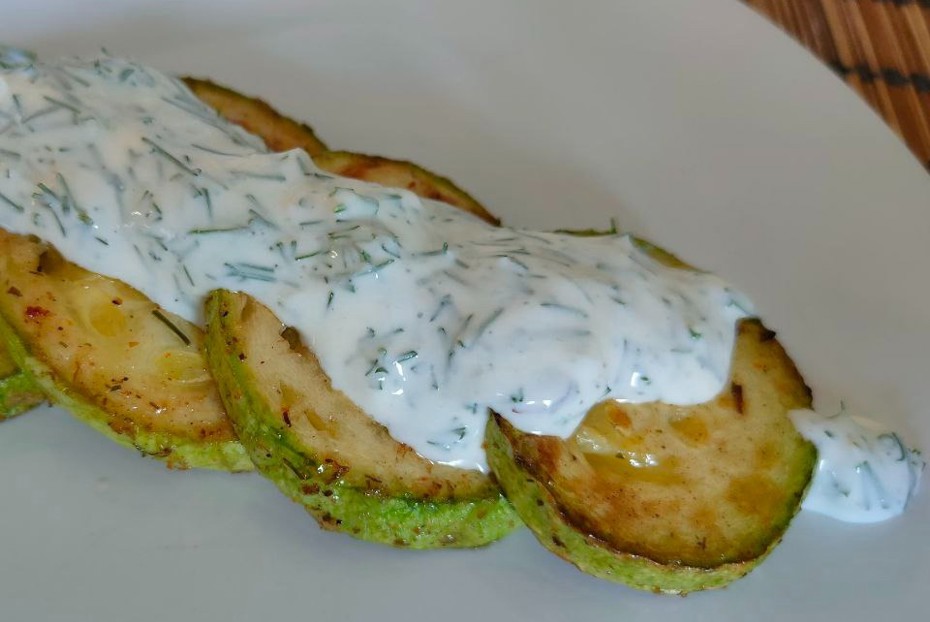 Фото рецепта Жареные кабачки со сметанным соусом
