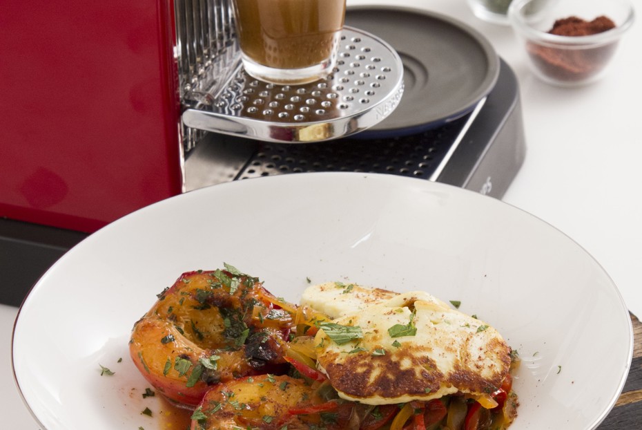 Фото рецепта Жареный халуми с перцами и нектаринами