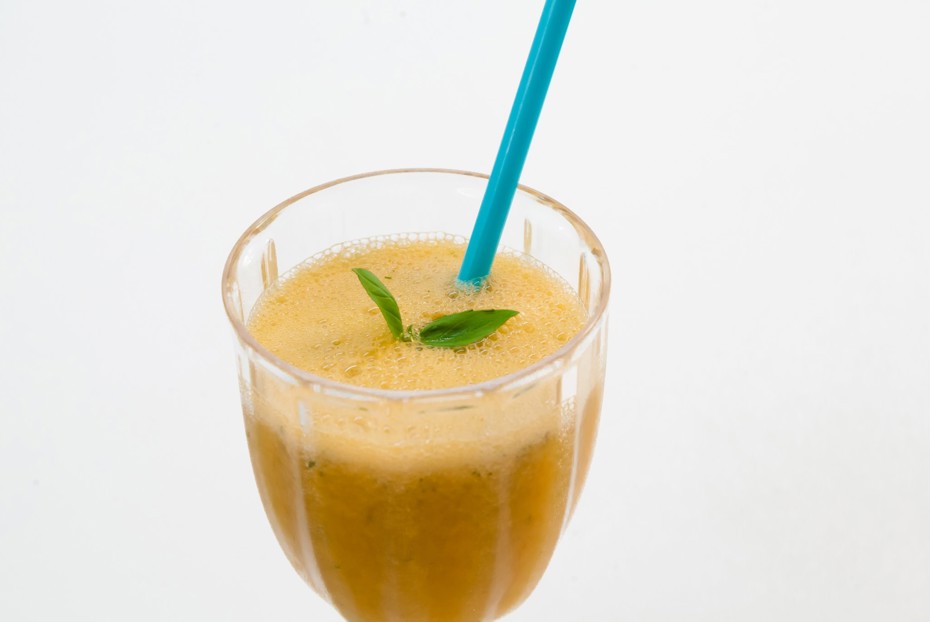 Фото рецепта Желтый смузи с яблоками, базиликом и имбирем