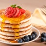 Фотография рецепта Быстрые блинчики с ягодами и кленовым сиропом автор Masha Potashova