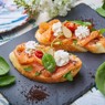 Фотография рецепта Брускетта со слабосоленым лососем и козьим сыром автор Алексей Гордила