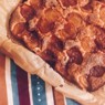 Фотография рецепта Пирог с карамелизированными сливами и корицей автор Полина Краснолуцкая