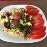 Фотография рецепта Простой омлет с сосисками и помидорами автор Назар Камнський