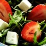 Фотография рецепта Салат с клубникой рукколой и сыром фета автор Анастасия Женилова