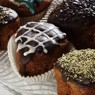 Фотография рецепта Шоколадные капкейки в гладкой шоколадной глазури с белыми узорами автор Masha Potashova