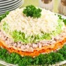 Фотография рецепта Слоеный куриный салат с шампиньонами и лукомпореем автор Irina Bmbulyan