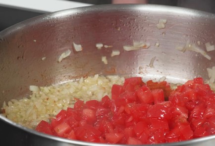 Фото шага рецепта Паэлья из пшеничной лапши с морепродуктами 173533 шаг 10  