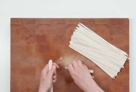 Фото шага рецепта Паэлья из пшеничной лапши с морепродуктами 173533 шаг 2  