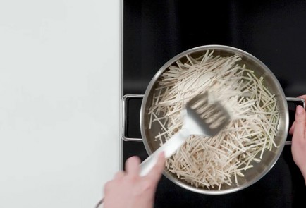 Фото шага рецепта Паэлья из пшеничной лапши с морепродуктами 173533 шаг 6  