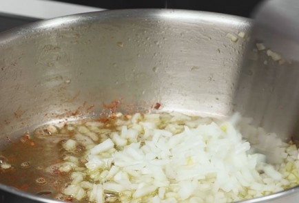 Фото шага рецепта Паэлья из пшеничной лапши с морепродуктами 173533 шаг 9  