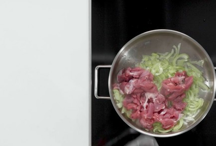 Фото шага рецепта Пшеничная лапша со свининой и карри 173537 шаг 9  