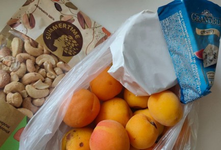 Фото шага рецепта Абрикосы запеченные с сыром бри дорблю орехами и хамоном 186989 шаг 1  