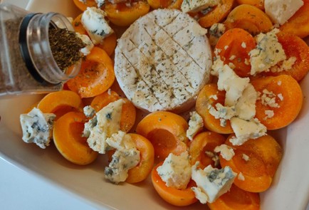 Фото шага рецепта Абрикосы запеченные с сыром бри дорблю орехами и хамоном 186989 шаг 7  