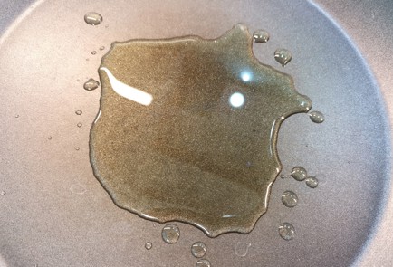 Фото шага рецепта Адыгейский сыр на сковороде 189213 шаг 2