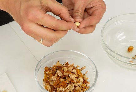 Фото шага рецепта Холодный суп ахобланко 93265 шаг 1  