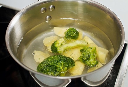 Фото шага рецепта Английские котлеты с лососем брокколи и картофельным пюре 27215 шаг 1