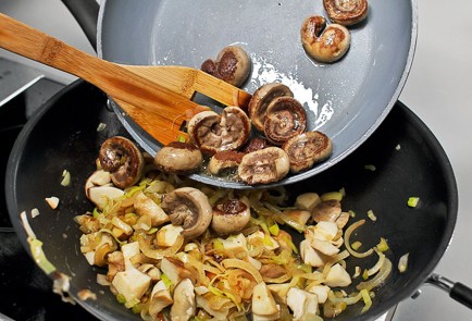 Фото шага рецепта Английский пирог с бараньими почками и белыми грибами Андрея Бугайского 42435 шаг 4  