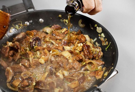 Фото шага рецепта Английский пирог с бараньими почками и белыми грибами Андрея Бугайского 42435 шаг 5  