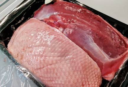 Фото шага рецепта Ароматная утиная грудка с розмарином и помидорами 140866 шаг 1