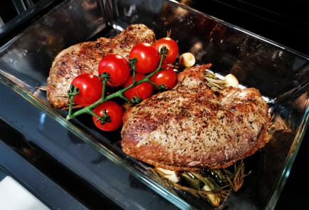 Фото шага рецепта Ароматная утиная грудка с розмарином и помидорами 140866 шаг 10