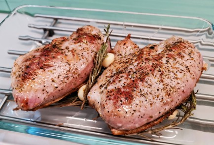 Фото шага рецепта Ароматная утиная грудка с розмарином и помидорами 140866 шаг 8