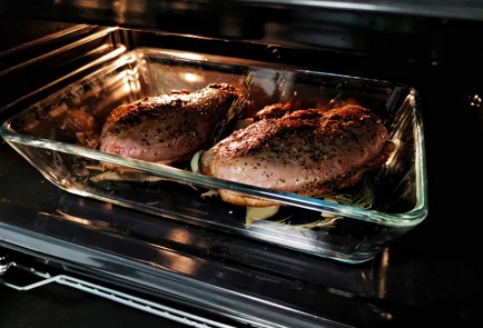 Фото шага рецепта Ароматная утиная грудка с розмарином и помидорами 140866 шаг 9