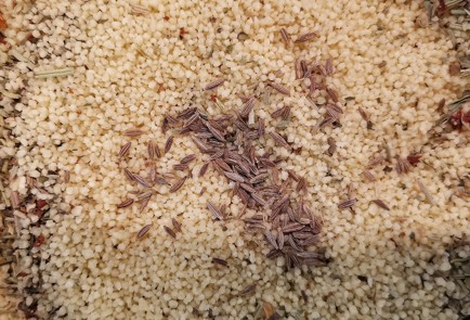 Фото шага рецепта Ароматный кускус с томатами и чесноком 153030 шаг 1