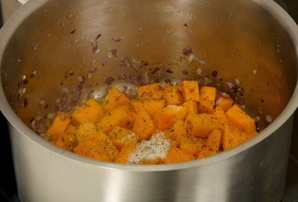 Фото шага рецепта Ароматный кремсуп из тыквы с семечками 93774 шаг 2  