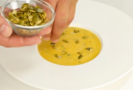 Фото шага рецепта Ароматный кремсуп из тыквы с семечками 93774 шаг 4  