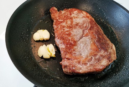 Фото шага рецепта Ароматный стейк рибай 140731 шаг 7  