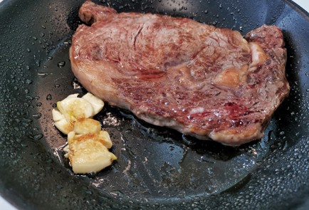 Фото шага рецепта Ароматный стейк рибай 140731 шаг 8  