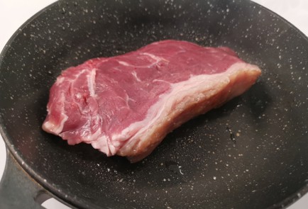 Фото шага рецепта Ароматный стейк стриплойн 175642 шаг 3  