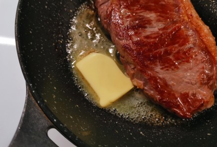 Фото шага рецепта Ароматный стейк стриплойн 175642 шаг 7  