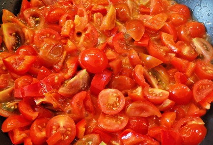 Фото шага рецепта Ароматный томатнобазиликовый соус с чесноком 151360 шаг 7  