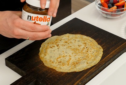 Фото шага рецепта Ажурные блины с Nutella и ягодами 114585 шаг 3  